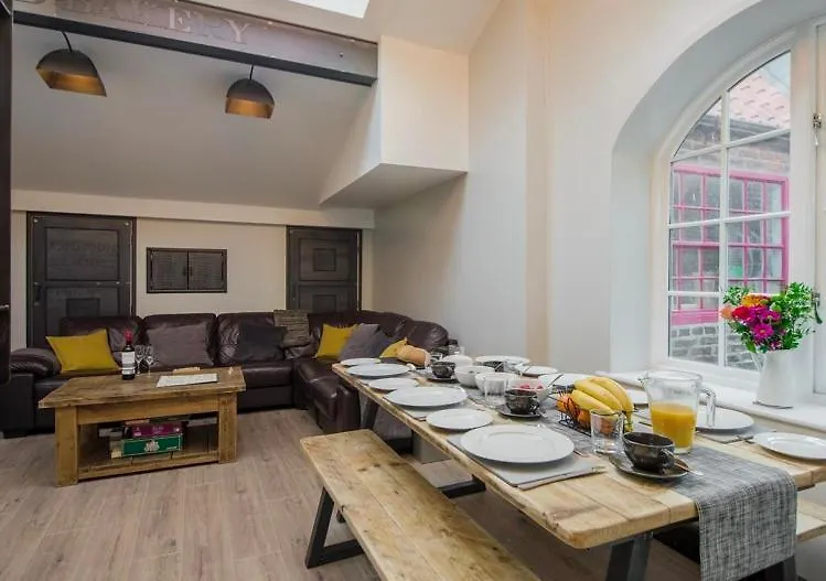 89A Church Street - Luxury Two Bed Apartment With Roof Terrace Whitby